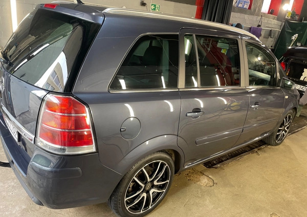 Opel Zafira cena 12900 przebieg: 335000, rok produkcji 2007 z Starachowice małe 79